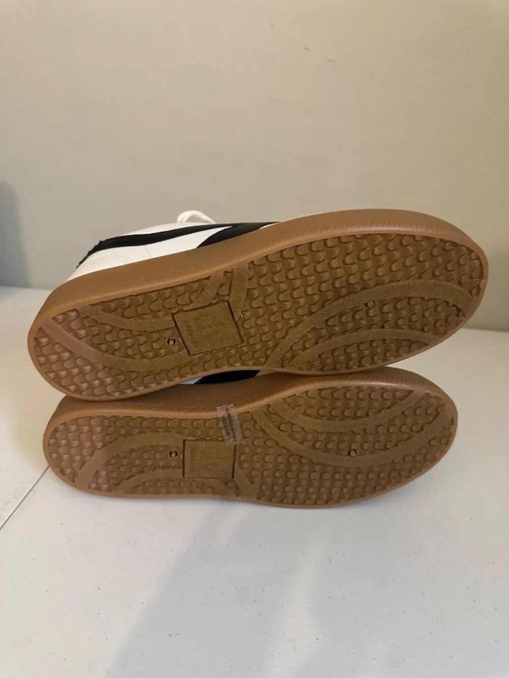 DV by Dolce Vita Voyage sneakers featuring a distinct black size 10 NWT